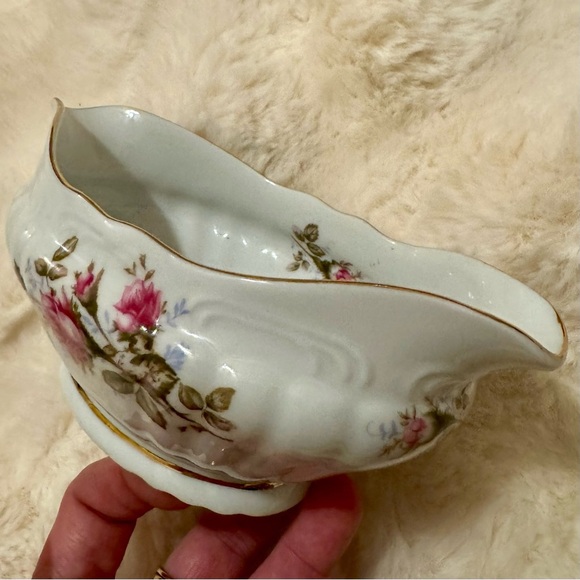 Vintage Royal Rose Fine China of Japan's Moss Rose pattern Gravy Dish. - Picture 9 of 9